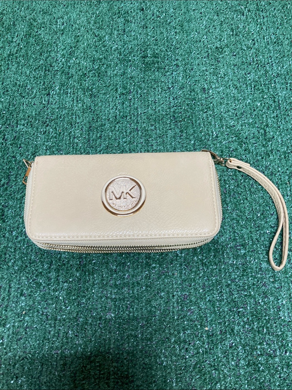 Michael Kors Ivory Zip-Around Wallet with MK Emblem (OKPM-09-40)